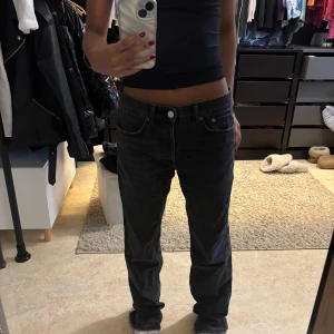 Lågmidjade Svarta Jeans Zara - Snygga svarta lågmidjade jeans från Zara. Storlek: 38 