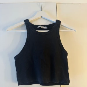 Svart ribbad linnetopp från NAKD - Snygg svart ribbad linnetopp från NAKD. Storlek: S💗🫶🏼