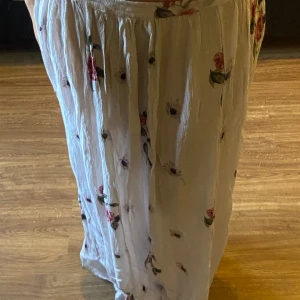 Långkjol med blommor - så söt kjol i nyskick 🌸