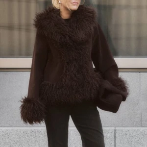 Intressekoll på den slutsålda virala jackan - Har denna jackan hemma från Moa Mattssons design med NAKD som tyvärr inte kommit till användning än.. Jackan tog slut på några minuter och verkar ej komma tillbaka till sortimentet. Därför kikar jag nu ifall någon är intresserad av att köpa den. Men tryck helst inte på köp direkt utan kontakta mig 🙏 Nypris 1200kr! Budgivning från 1500 