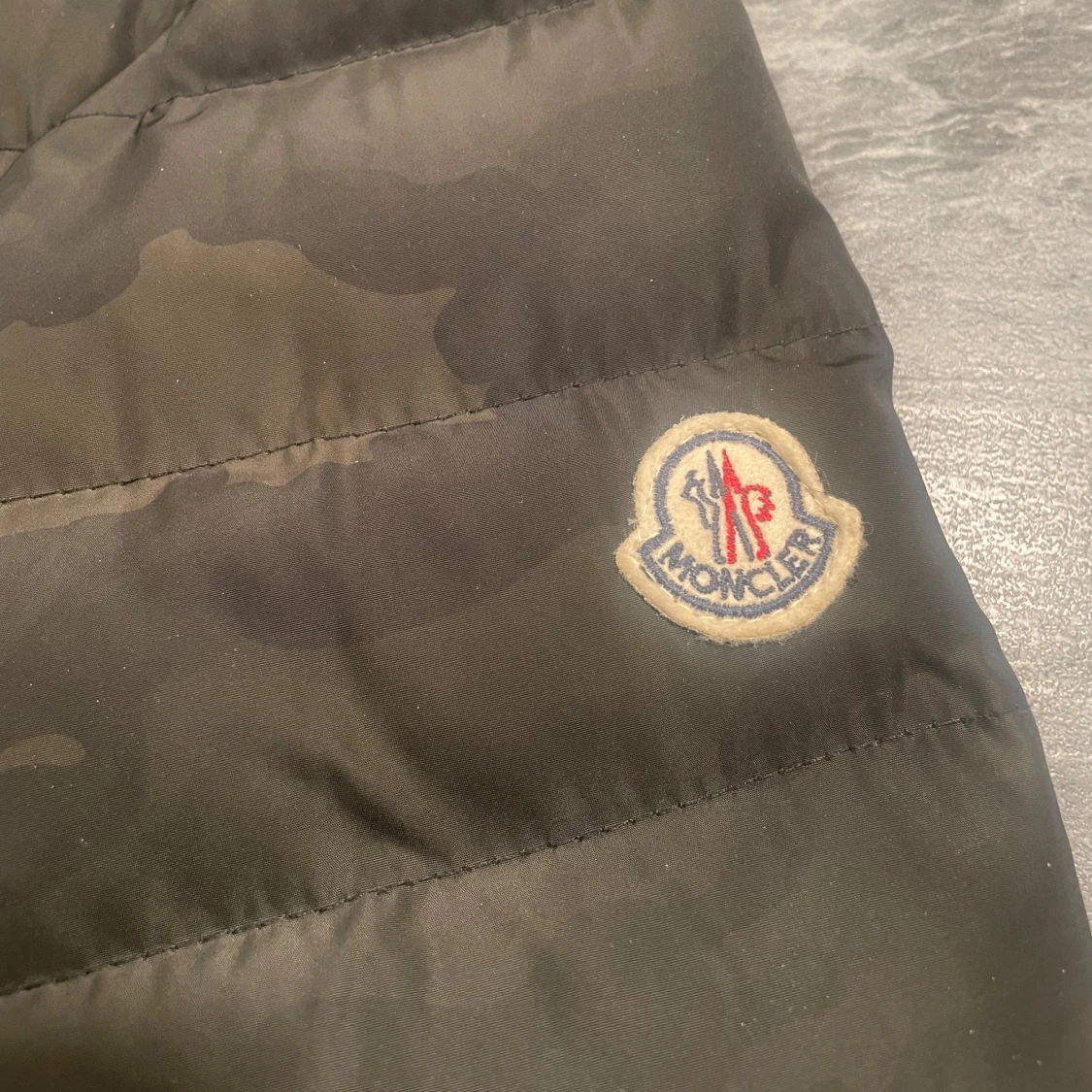 Svart dunjacka från Moncler strl XL - 91