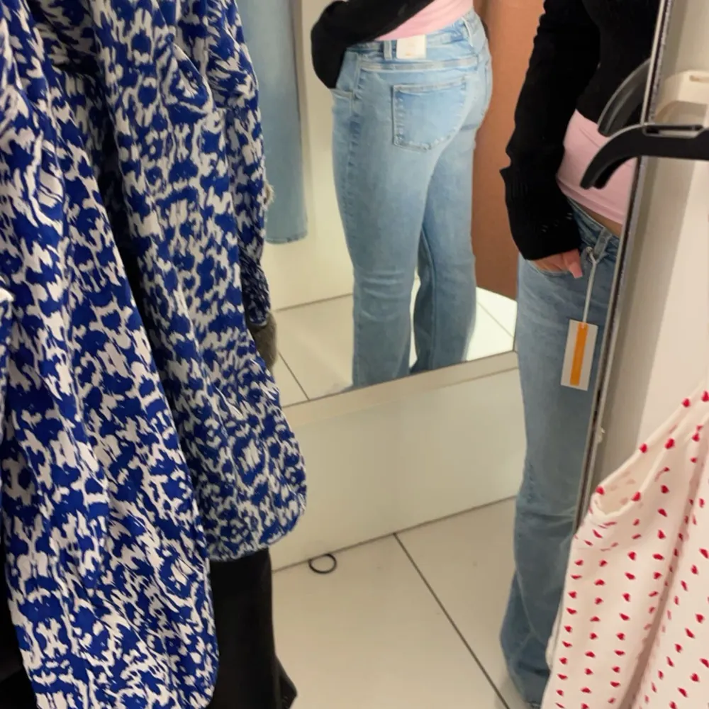 Snygga blå jeans med bootcut-stil och klassisk treknappsdesign. Perfekta för en avslappnad look. De har en normal passform och är tillverkade i ett bekvämt denimtyg. I strl 164 och passar mig som har S. Farkut & Housut.