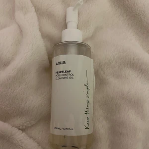 Anua Heartleaf Pore Control Cleansing Oil - Anua Heartleaf Pore Control Cleansing Oil är en rengöringsolja med en pumpflaska på 200 ml. Den är designad för att kontrollera porer och hålla huden ren och fräsch. Flaskan har en minimalistisk design med texten 'Keep things simple'. Lite mer än hälften kvar.