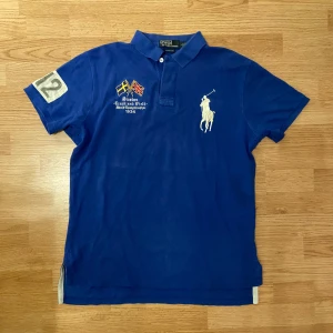 Ralph Lauren Sweden Polo / Piké  - !skicka bud för snabb affär! Riktigt fet Ralph Lauren Sweden piké, i storlek L och i mycket fint skick. Skriv om ni undrar någonting 📲💯