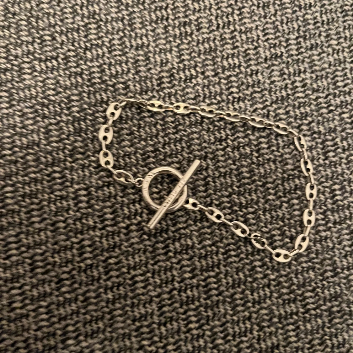 Silverfärgat armband med T-bar lås från All Blues