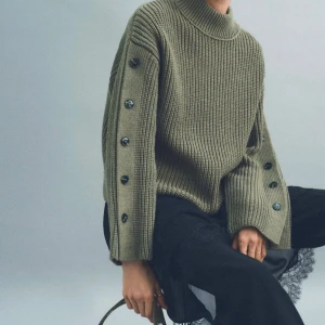 Olivgrön stickad tröja - Stickad tröja från Mango, helt ny med pappen kvar aldrig använd. Storlek S, supersnygg! Köp gärna snabbt om du är intresserad, då jag annars lämnar tillbaka den då jag har kvitto kvar!❤️