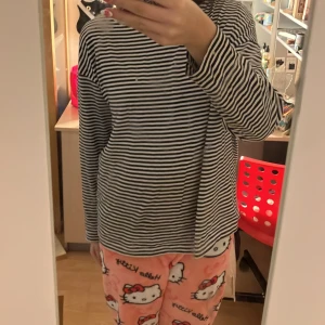 Randig långärmad tröja - Säljer en bekväm och stilren randig tröja med långa ärmar. Perfekt för en avslappnad look. Passar bra till jeans eller mysbyxor. Står storlek xs men skulle nog säga att den är i M