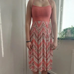 Snygg sommarklänning!! - Säljer denna jättefina klänningen som passar perfekt för sommaren😍 Är i väldigt fint skick och är i barnstorlek 146/152 vilket motsvarar XS-S men skulle säga att den passar en M också för den är väldigt stretchig🤗