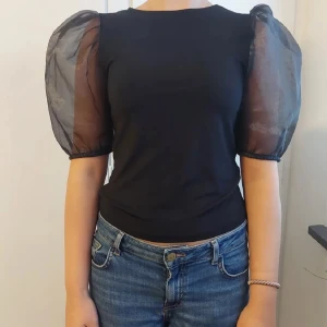 Snygg topp - Säljer denna supernsygga svarta toppen som är perfekt till fest!!🤗 Använd få gänher och är i fint skick🥰