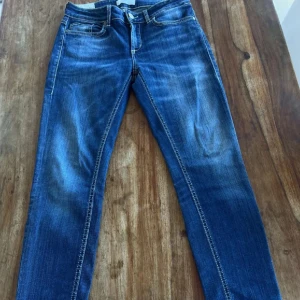 Dondup jeans - Säljer nu mina skit feta Dondup jeans då dom är för små för mig men passar den som är runt 170-177! Dom är riktigt stilrena och passar till varje outfit. Kom med frågor och funderingar✍️