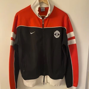Manchester united zip up Nike - Snygg vintage nike Manchester united zip up i bästa skicket. Passar M/L