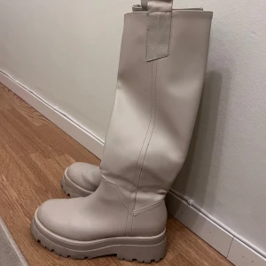 Beige stövlar med grov sula - Snygga beige stövlar med hög skaft och grov sula