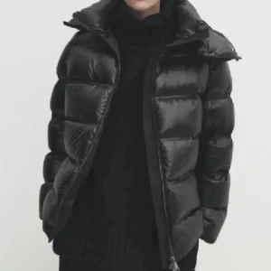 Svart pufferjacka från Massimo Dutti  - Säljer min snygga svarta Massimo Dutti jacka i ny skick! Går inte längre att köpa❤️ Storlek XS