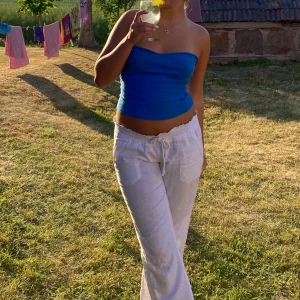 Blå tubtopp - Snygg blå tubtopp perfekt för sommardagar. Den är tight och axelbandslös, vilket ger en stilren look. Passar utmärkt till både jeans och kjol.