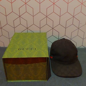 Gucci keps - Svart gucci keps. Skick 7/10. Storlek S 