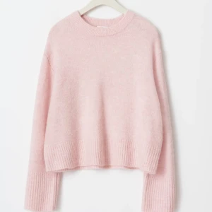 Ljusrosa stickad tröja - Mysig ljusrosa stickad tröja i storlek 170 men skulle säga att den passar som S-M💕 Använt 1 gång!!