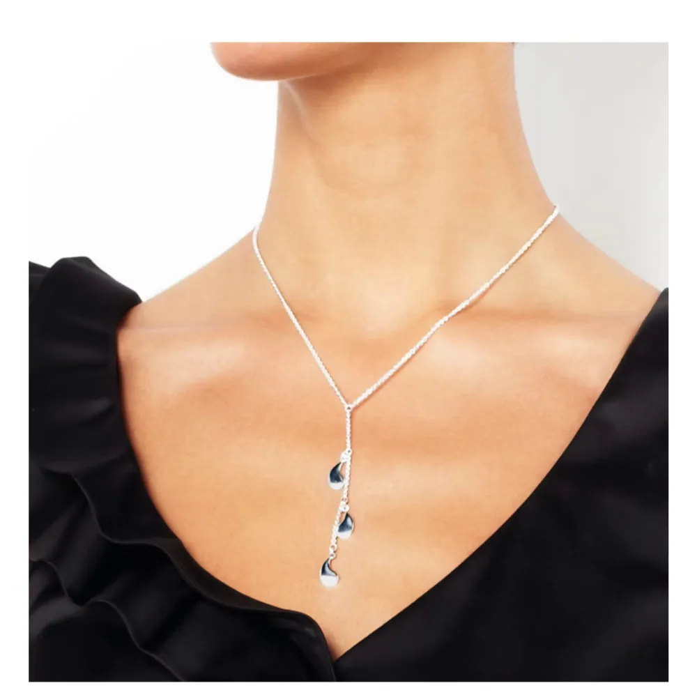 Elegant silverhalsband från Efva Attling med en unik design av tre droppformade hängen. Längd 42-45. Använt endast 2 ggr. Nypris 2,700. Asusteet.