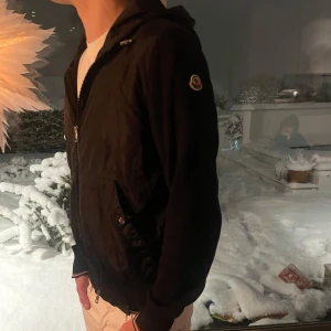 Moncler Cardigan - En schysst Moncler Cardigan i bra skick förutom att sömmarna har gått upp lite vid ena fickan. (Syns inte när den är på) Går att fixa. Perfekt fram mot våren. Modellen är 177 cm och väger 65 kg.