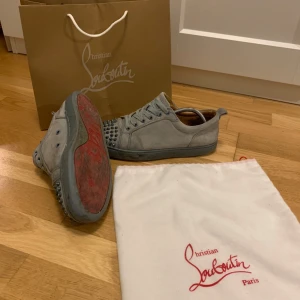 Blå Loubs  - Säljer dessa Loubs från 🐼 . Skick - 5/10 Storlek - 40 Design - röda sulor, nitar, blå mocka | Vänster sko har en nit lossnat, höger sko har två nitar lossnat | ❗️Sänkt pris vid snabb affär ❗️Tveka inte att höra av er vid frågor och funderingar! Mvh Finn’s Resell