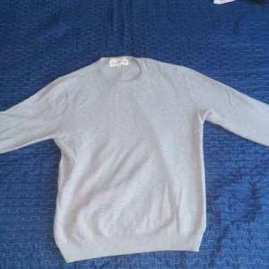 Grå tröja från Denim & Casual - Säljer en stilren grå tröja från Denim & Casual. Tröjan har en klassisk design med rund hals och långa ärmar. Perfekt för en avslappnad look.