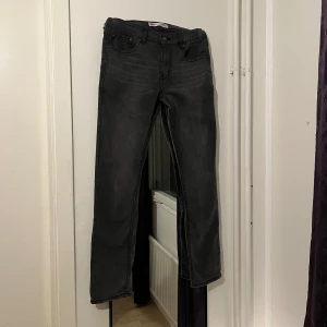 Grå levis jeans - Snygga grå jeans från levis i storlek  14-16 år modell 512 tveka inte på att skriva till mig om det är något du undrar!