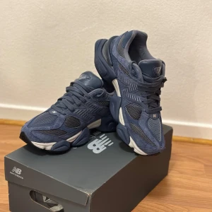 Blå sneakers från New Balance - Snygga blå sneakers från New Balance med en robust design och bekväm passform. Skorna har en kombination av mesh och syntetmaterial för optimal andningsförmåga och hållbarhet. Perfekta för både vardag och träning.