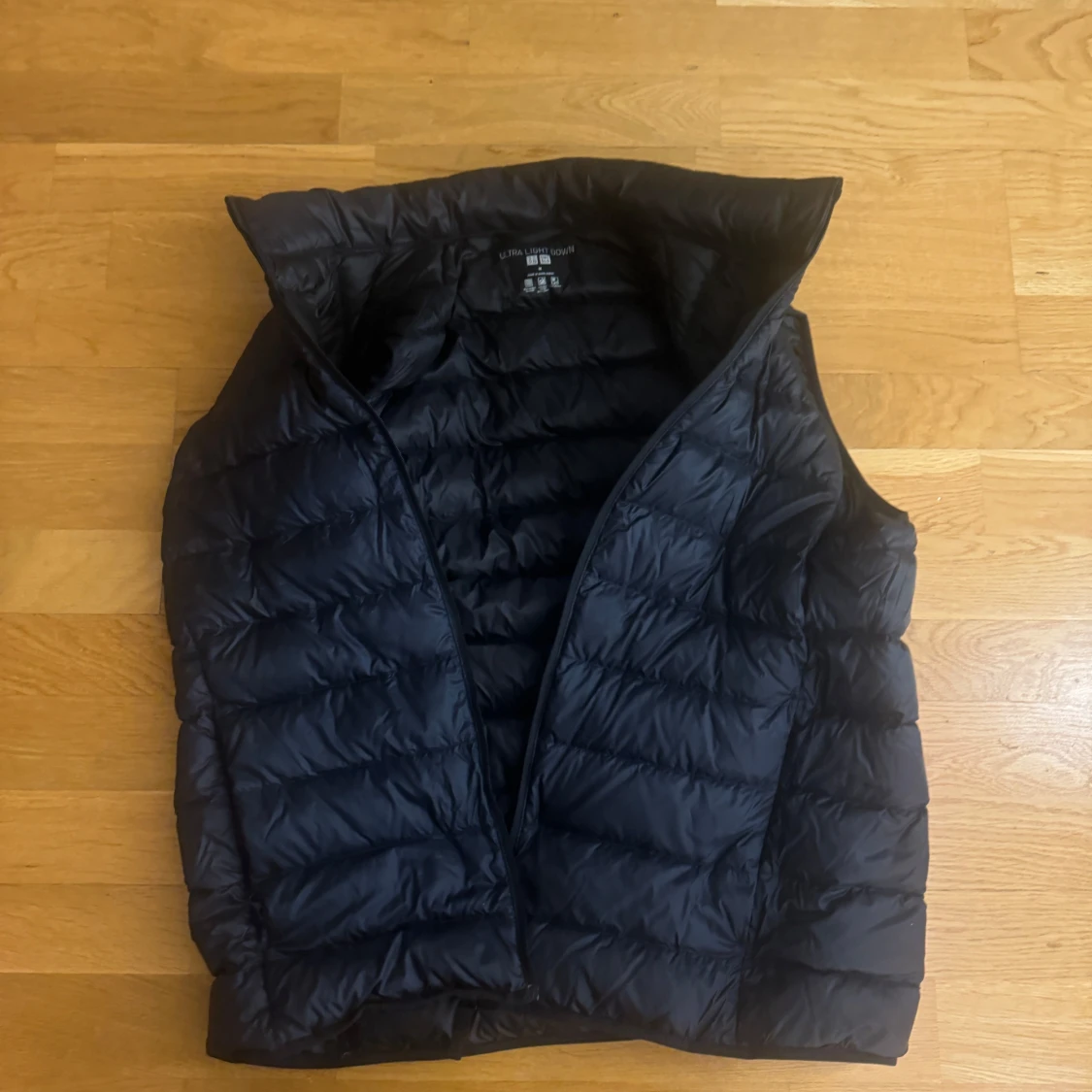Mörkblå dunväst från Uniqlo