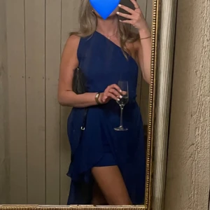 Blå oneshoulder klänning - Så fin lite festligare blå oneshoulder klänning med asymmetrisk design. Endast använd en gång🥰