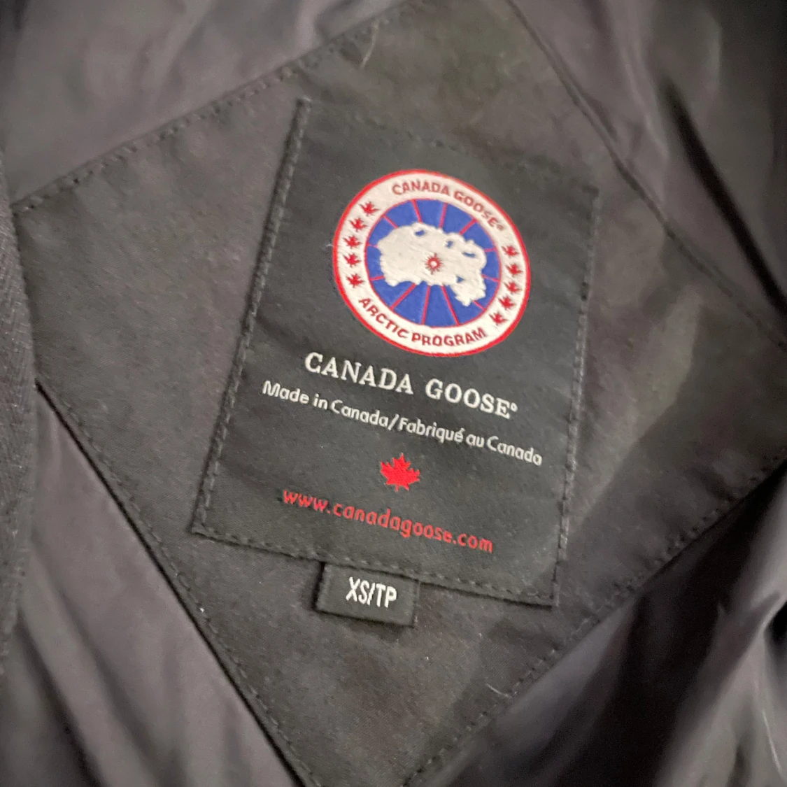 Svart dunjacka med päls från Canada Goose - 93