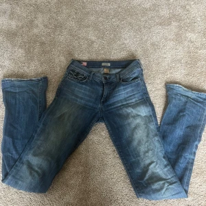 True religion jeans  - Snygga blå blåa true religion jeans. Jag säljer för jag använder inte dom längre. Bilderna är från ganska längesedan så jeansen färg är lite blåare på tex rumpan och dom kan vara lite mer slitna vid benen!! Men dom är i fint skick annars och dom har inget fel på sig🥰 det stor i jeansen att dom är i storlek w25 vilket är typ xs. Jag är 165 och dom är för långa för mig.❤️