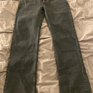 Svarta jeans - Svarta jeans med straight passform och låg midja. Från lager157 modell icon. Köpte för en vecka sedan och sedan dess använda en gång därav priset eftersom de är som nya. Säljer pga jag inte gillade passformen när jag kom hem och hade på mig de. 