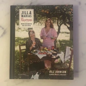 Jill & Marias Taverna: Medelhavsmaten från vårt Kreta - Upptäck medelhavsmaten från Kreta med Jill Johnson och Maria Molin Ljunggren. Boken bjuder på läckra recept och inspirerande bilder från deras kulinariska resa.