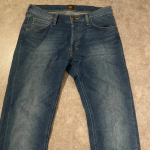 Jeans från lee - Ett par snygga blåa jeans från lee som knappt är använda och är i stortsett nyskick! Billigare vid snabbaffär!