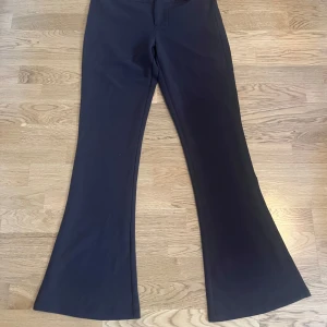 Kostymbyxor gina tricot - Helt nya utan lapp, passar mer en S skulle jag säga. Sitter fint baktill men kommer inte komma till användning 