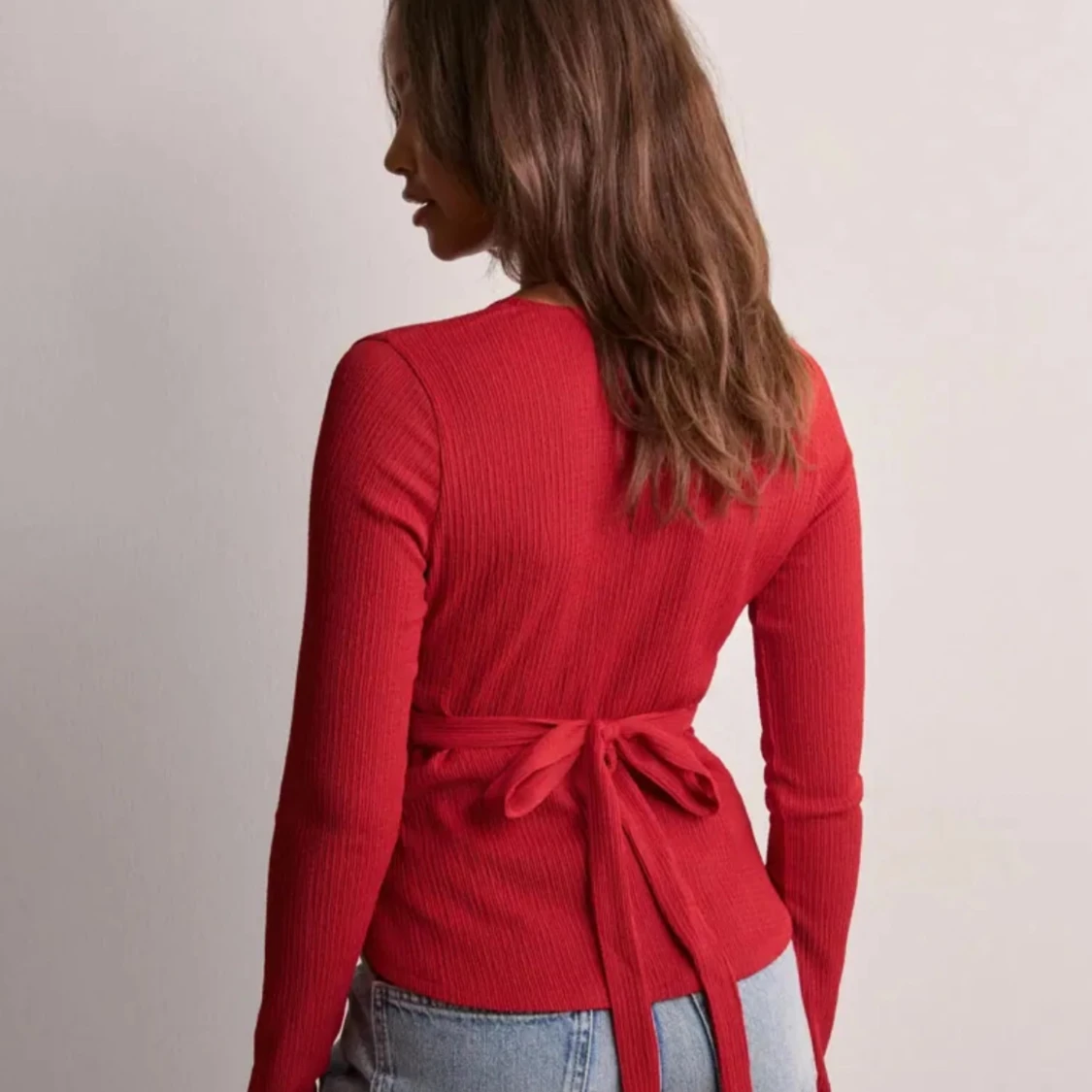 Röd ribbad topp med knytband från Nelly  - 90