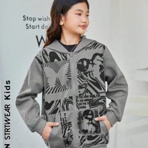 Grå hoodie från Shein - Säljer en grå hoodie från Shein med ett unikt mönster i mörk grå på framsidan. Tröjan har en dragkedja och en bekväm huva. Perfekt för en avslappnad stil.