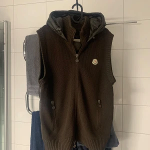 Moncler väst - Strl XL passar även L, fint skick!