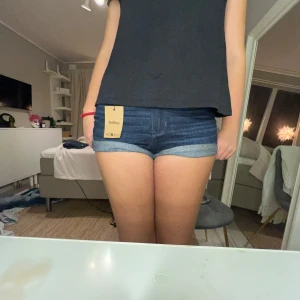 Jeans shorts  - Snygga mörkblå jeansshorts från Hollister med fin fick design. Köpta på sellpy för 100kr💕aldrig använt dom! Skriv för mer frågor.TRYCK INTE KÖP DIREKT!!!🩷