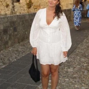 Vit spetsklänning med v-ringning - Vit klänning i spets med v-ringning och långa ärmar. Endast använd en gång (Lånade bilder förutom första) från zara