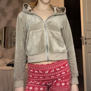 Beige dragkedietröja  - Säljer en mysig beige tröja med dragkedja och huva. Tröjan har en snygg paljettdetalj med texten 'Love' på bröstet. Perfekt för en avslappnad stil. Den har fickor insidan luvan är i silke. Den kommer från Lindex och kostade 350 kr i butik. Säljer den för jätte bra pris! Använd cirka 3 gånger. Den är superskönt och jätte fin! 😍😍