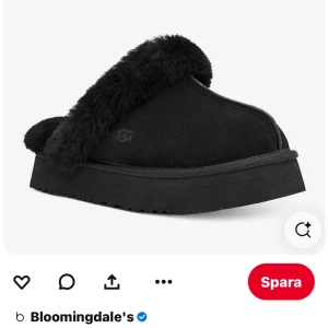 Ugg tofflor  - Säljer ett par nästan helt oanvända svarta Ugg tofflor men lite högre sula. Kan användas både inomhus och utomhus. Köptes för 1599kr och säljer för 1000kr. Storlek 38