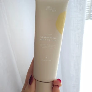 Illuminating Body Lotion från Sunny Stories - En lystergivande body lotion från Sunny Stories med en lätt formula som återfuktar och ger huden en strålande glans. Perfekt för att ge huden en fräsch och solkysst look.