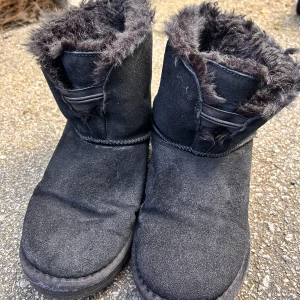 Svarta fodrade ankelboots i Mocka! - Fodrade ankelboots i svart mocka och skinn i storlek 39. Mycket fint skick! 