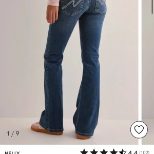 Blå bootcut jeans från Nelly - Helt nya Nelly jeans i storlek 34! Prislapp kvar, köpte 2 likadana 💕