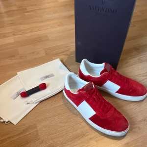 Valentino flycrew - Feta röda Valentino Flycrews i mycket bra skick (genral waer) Finns ett liten fläck på vänstra skon (se bild 5). Alla nitar sitter kvar och knappast någon heal drag. Storlek 44. Original box, två dust bags och extra skosnören medföljer vid köp. Tveka inte att kontakta vid minsta lilla fundering.