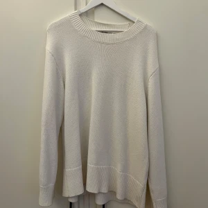 Tröja - Super fin vit tröja ifrån NA-KD i storlek L. Super skön och passar till allt!💖 bra skick! 