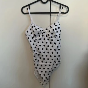 Prickig body - Super fin vit svart prickig body från Zara, skriv för frågor❤️