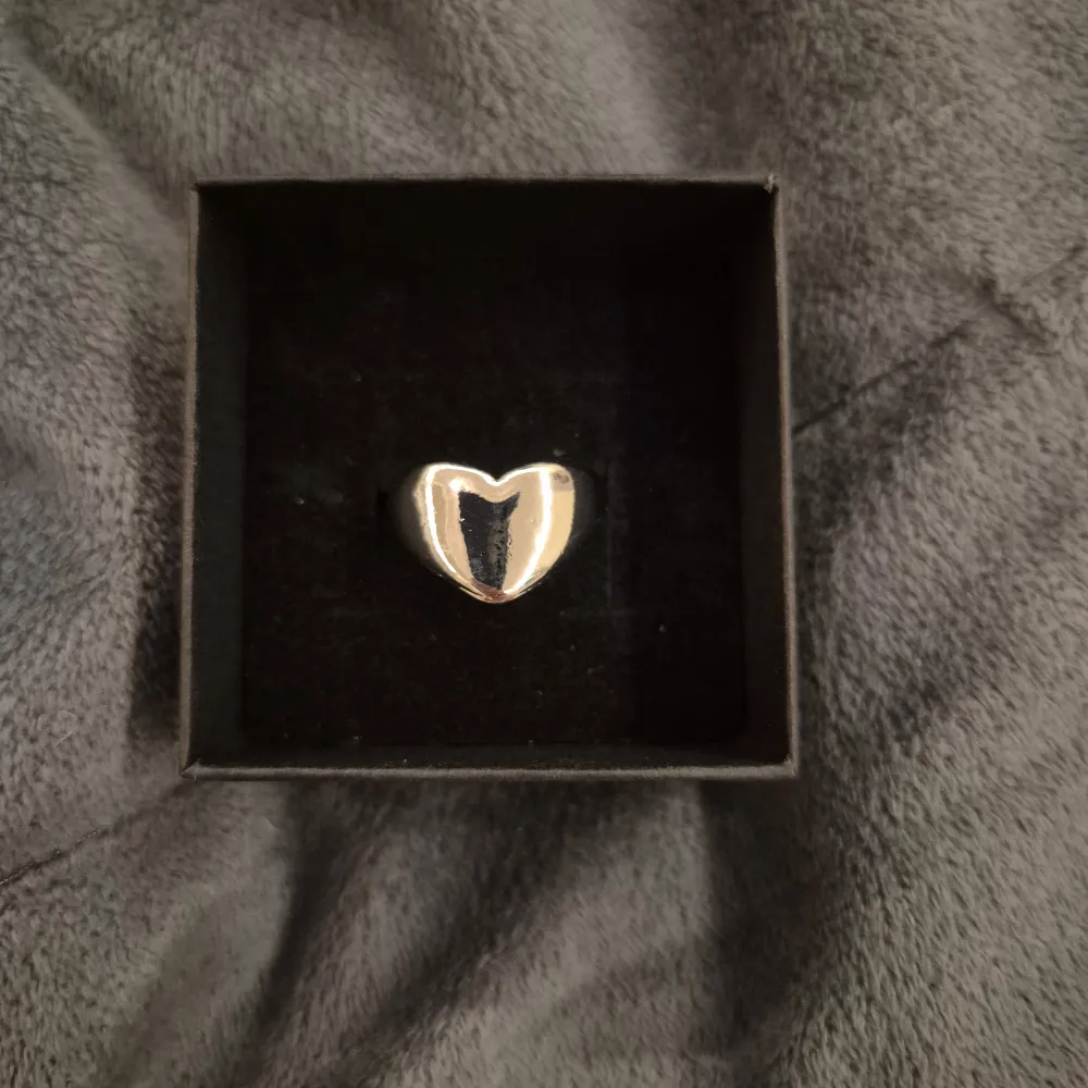 GRATIS GÅVA MED VARGE ORDER!! Supertrendig stockholmsstil tjejer, ring silver. Vinter ring silver smycke. Gjord av stål, jag svarar och skickar alltid snabbt!. Asusteet.