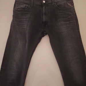Replay jeans - Hej, Säljer nu ett par feta replay jeans i bra skick. Med en klassisk femficksdesign och diskreta detaljer. Byxorna har en dragkedja och knapp framtill samt en stilren tvättad look. Byxorna är i storlek 36/32 men passar perfekt till 30/32 då de är väldigt tighta jeans. Pris ej hugget I sten!