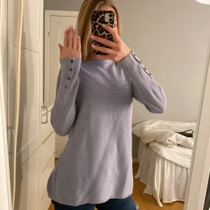 ljusblå ribbad/stickad tröja med knappar 🩵 - Säljer en ljusblå ribbad/stickad tröja med långa ärmar och jättegulliga knappar på ärmsluten! 💖💖 Perfekt för vintern och våren 😍😍💫💫